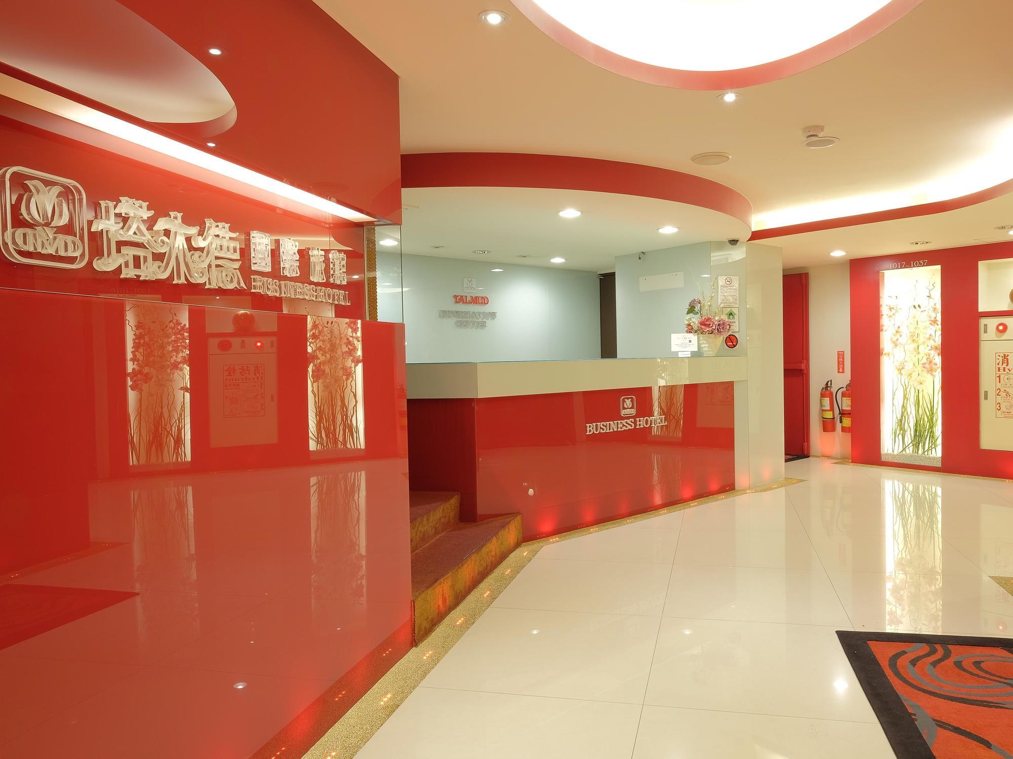 Talmud Hotel Gongyuan Taichung Bagian luar foto