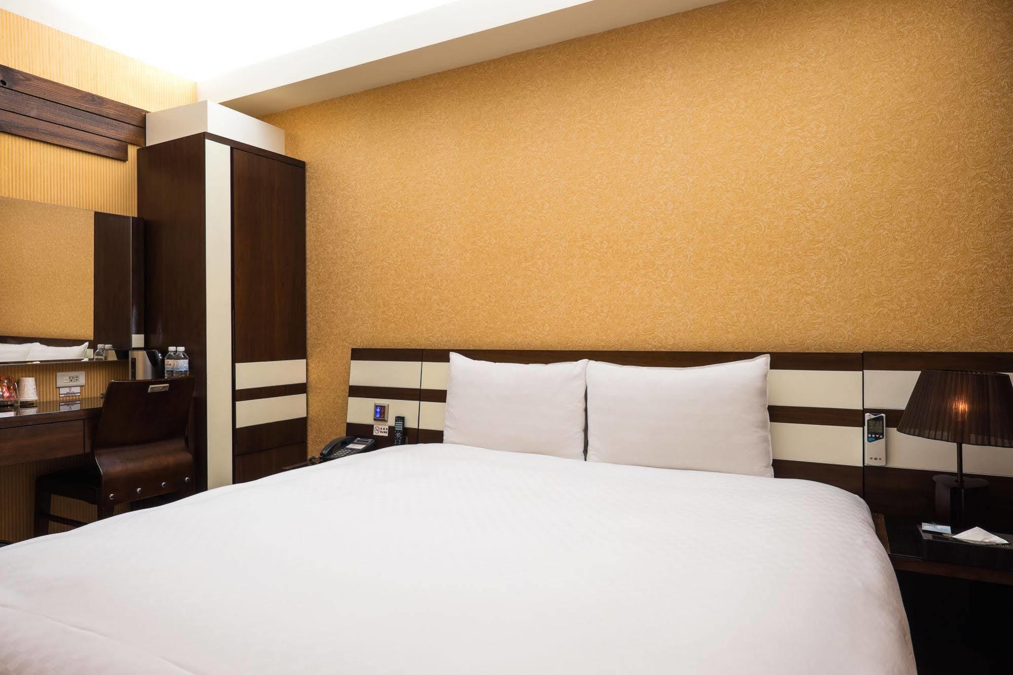 Talmud Hotel Gongyuan Taichung Bagian luar foto