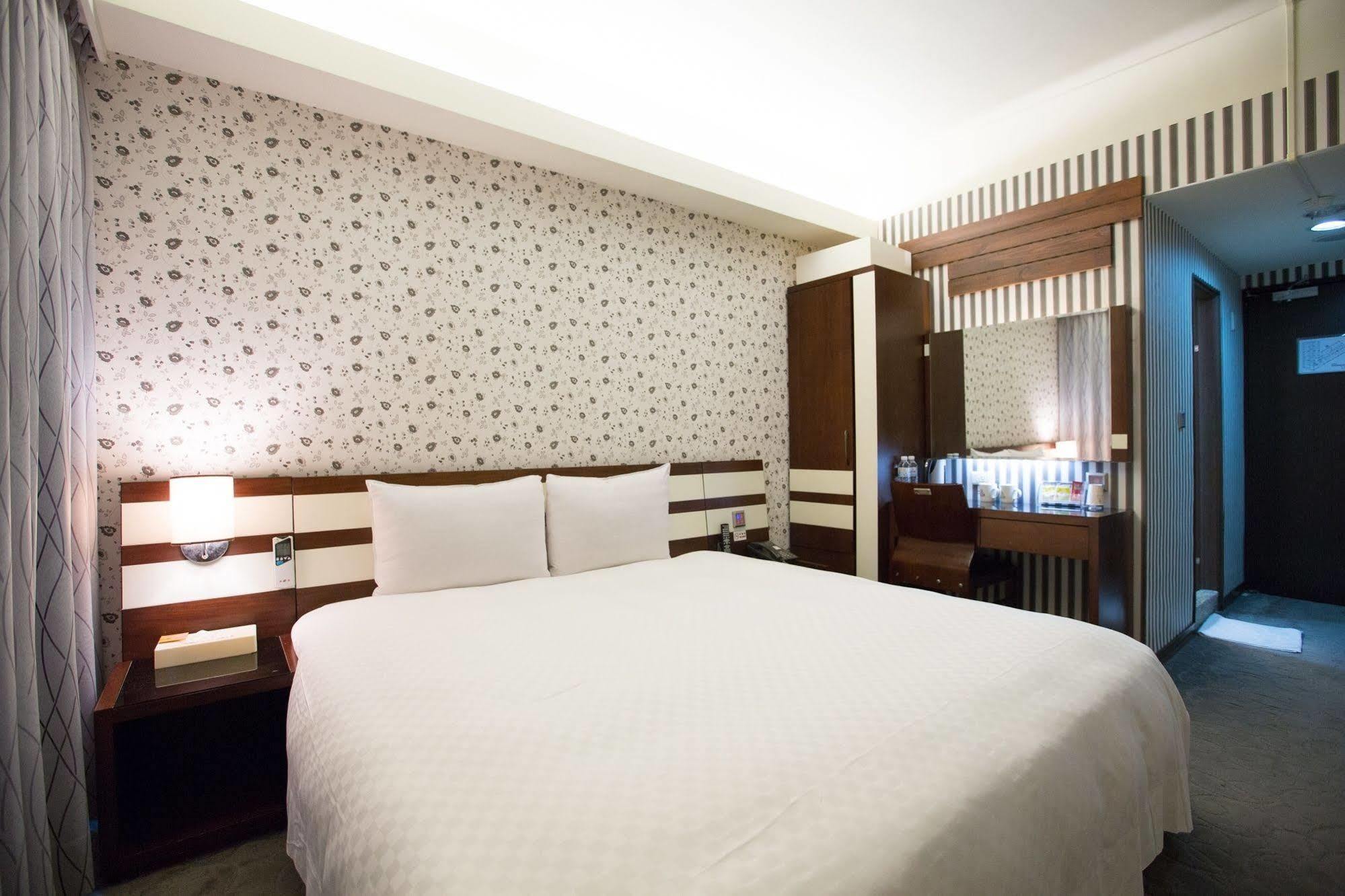 Talmud Hotel Gongyuan Taichung Bagian luar foto
