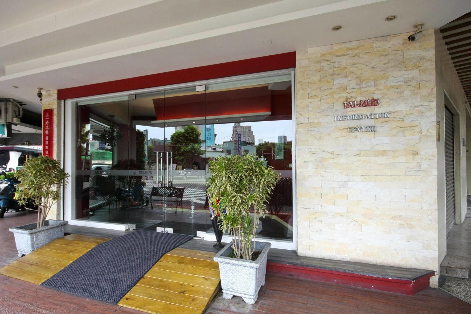 Talmud Hotel Gongyuan Taichung Bagian luar foto