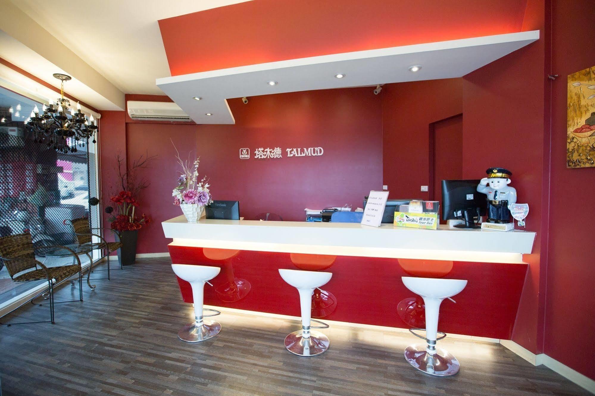 Talmud Hotel Gongyuan Taichung Bagian luar foto