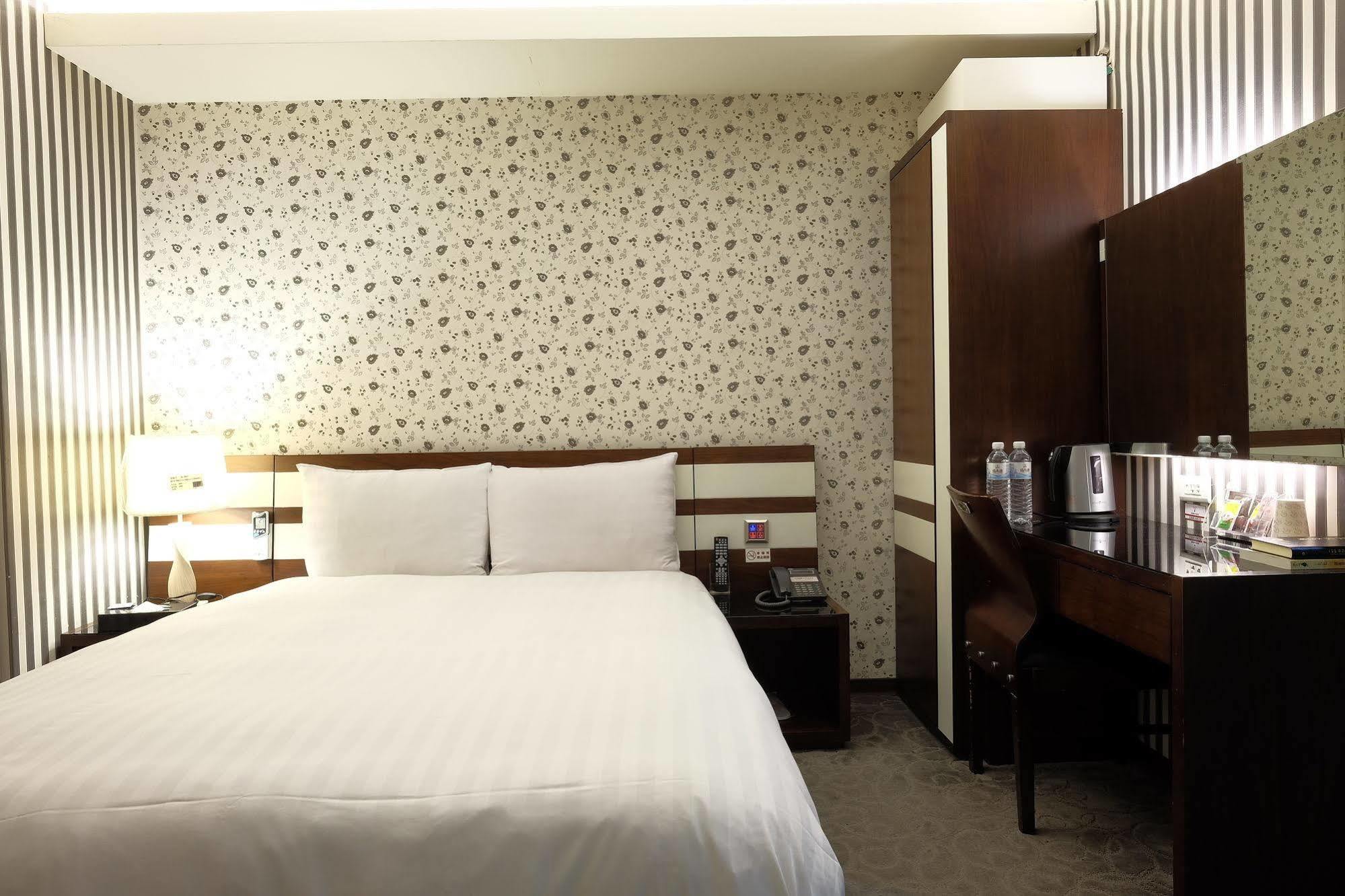 Talmud Hotel Gongyuan Taichung Bagian luar foto