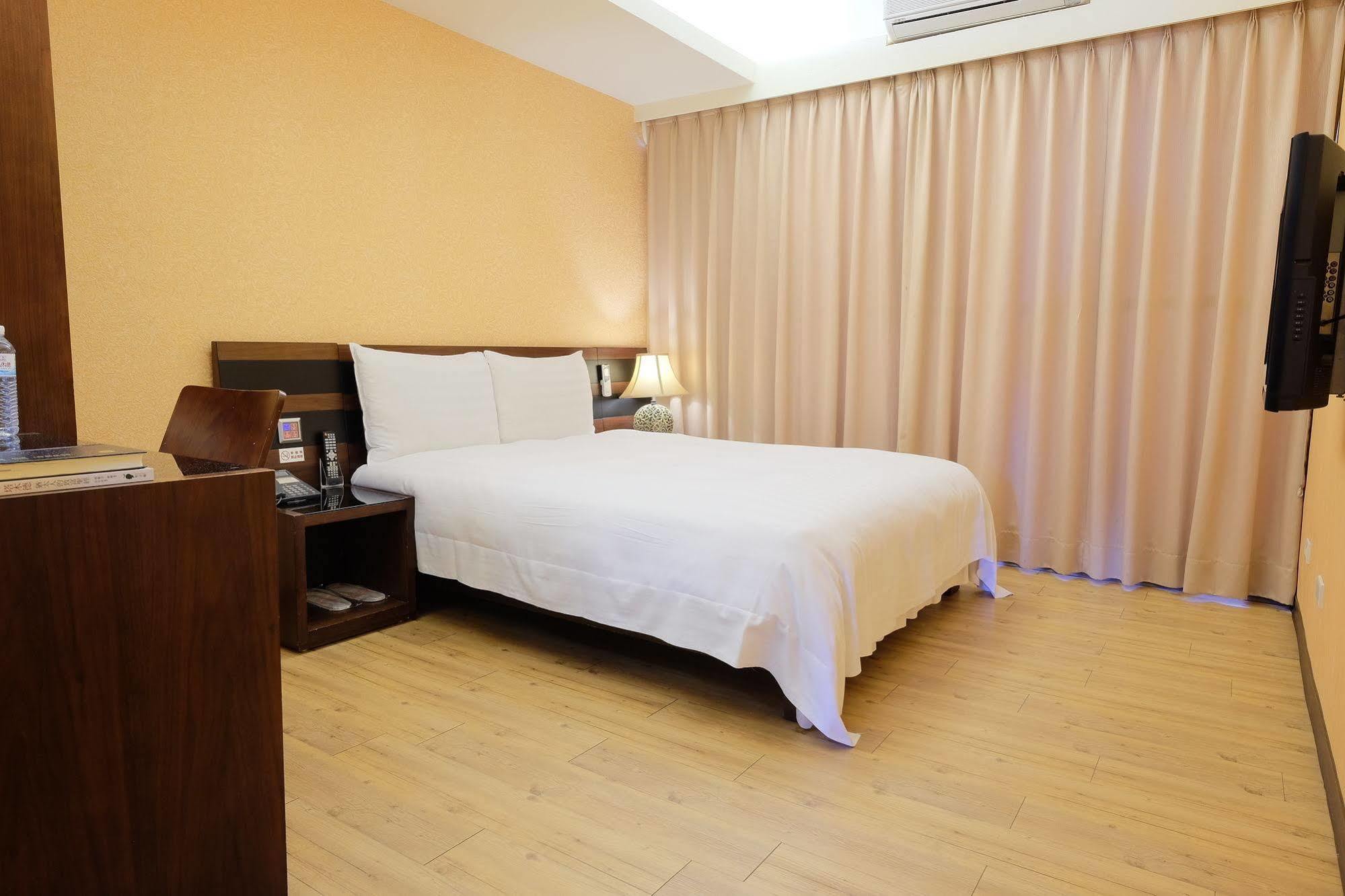 Talmud Hotel Gongyuan Taichung Bagian luar foto