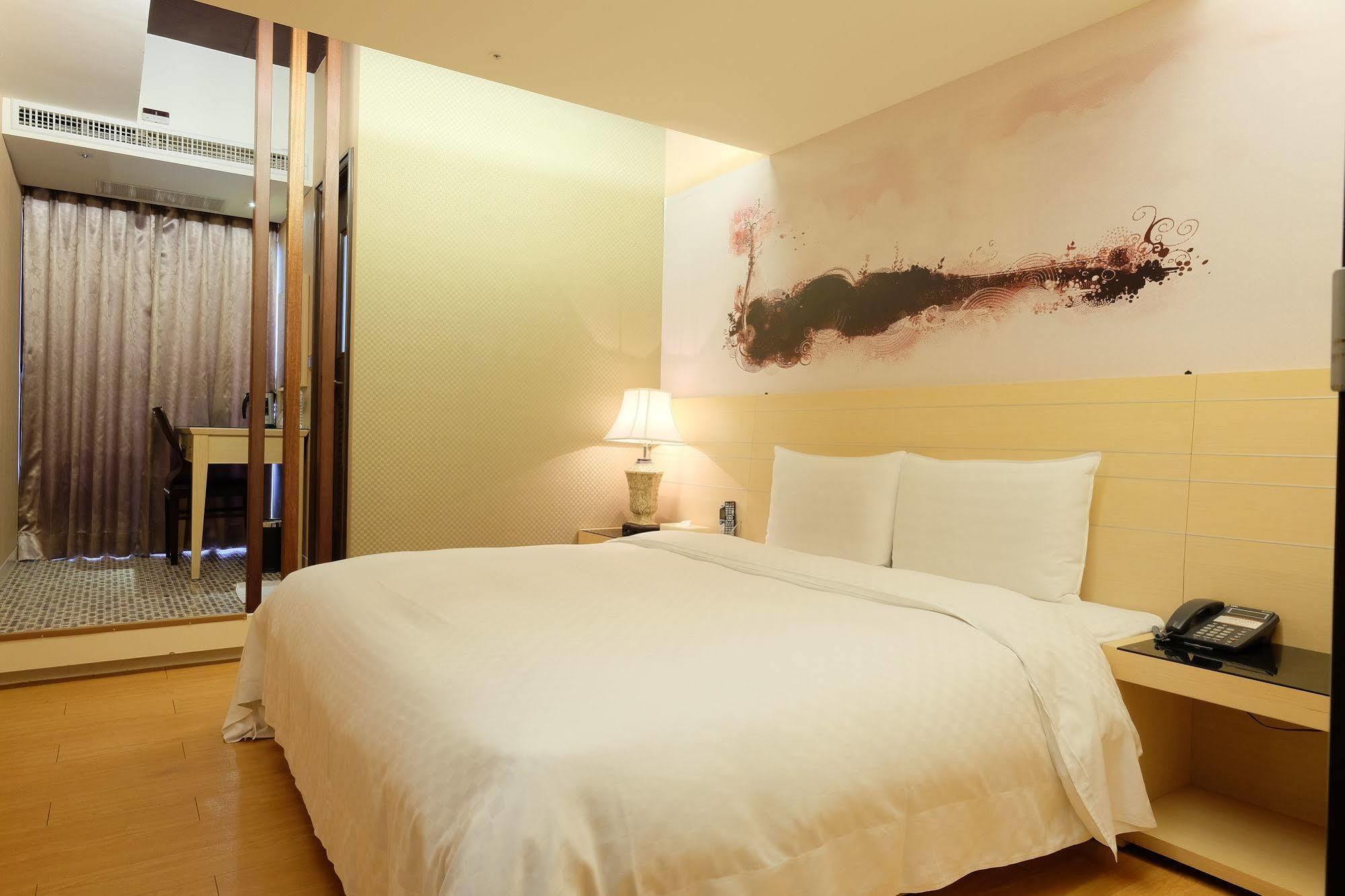 Talmud Hotel Gongyuan Taichung Bagian luar foto