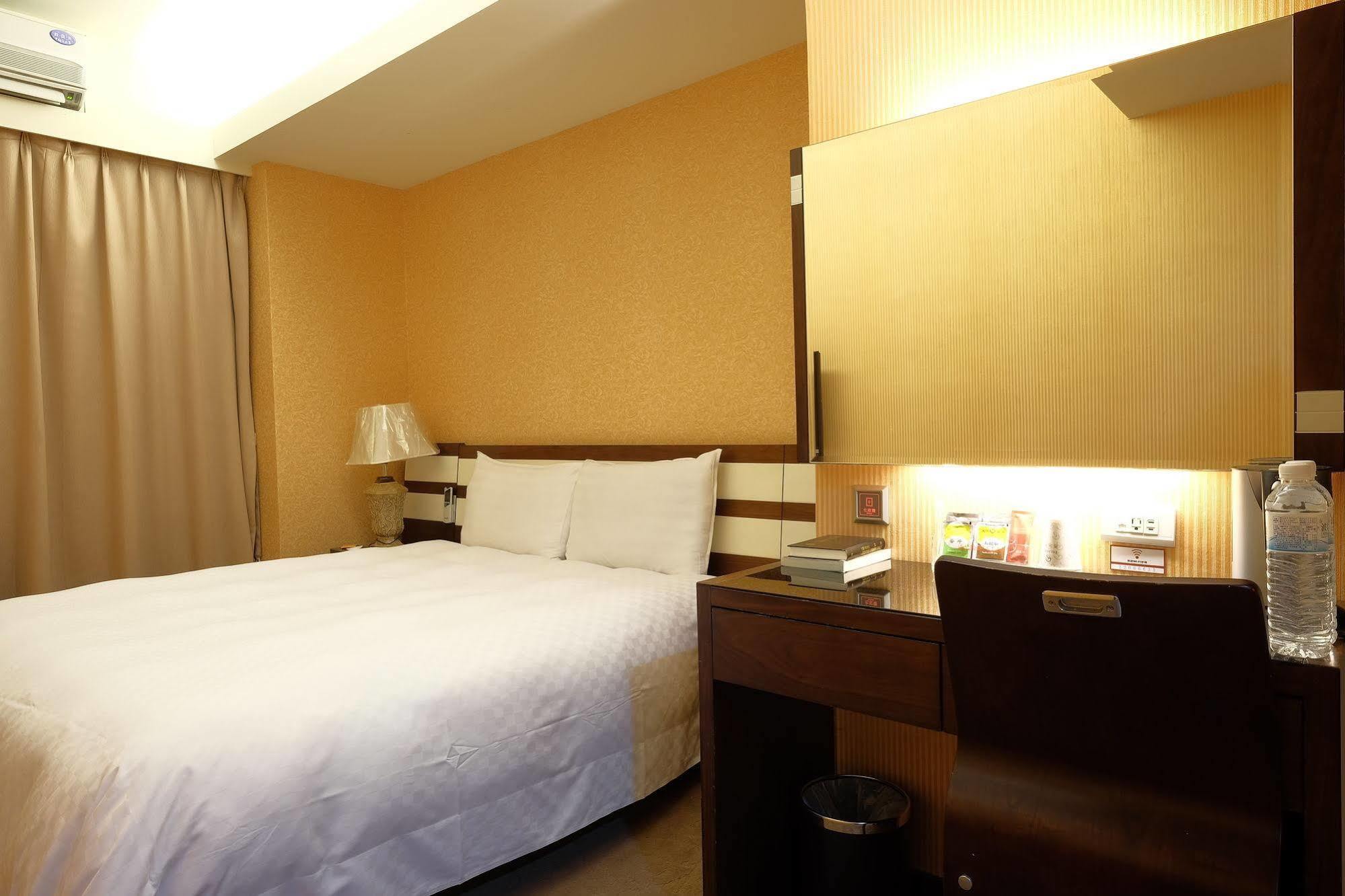 Talmud Hotel Gongyuan Taichung Bagian luar foto