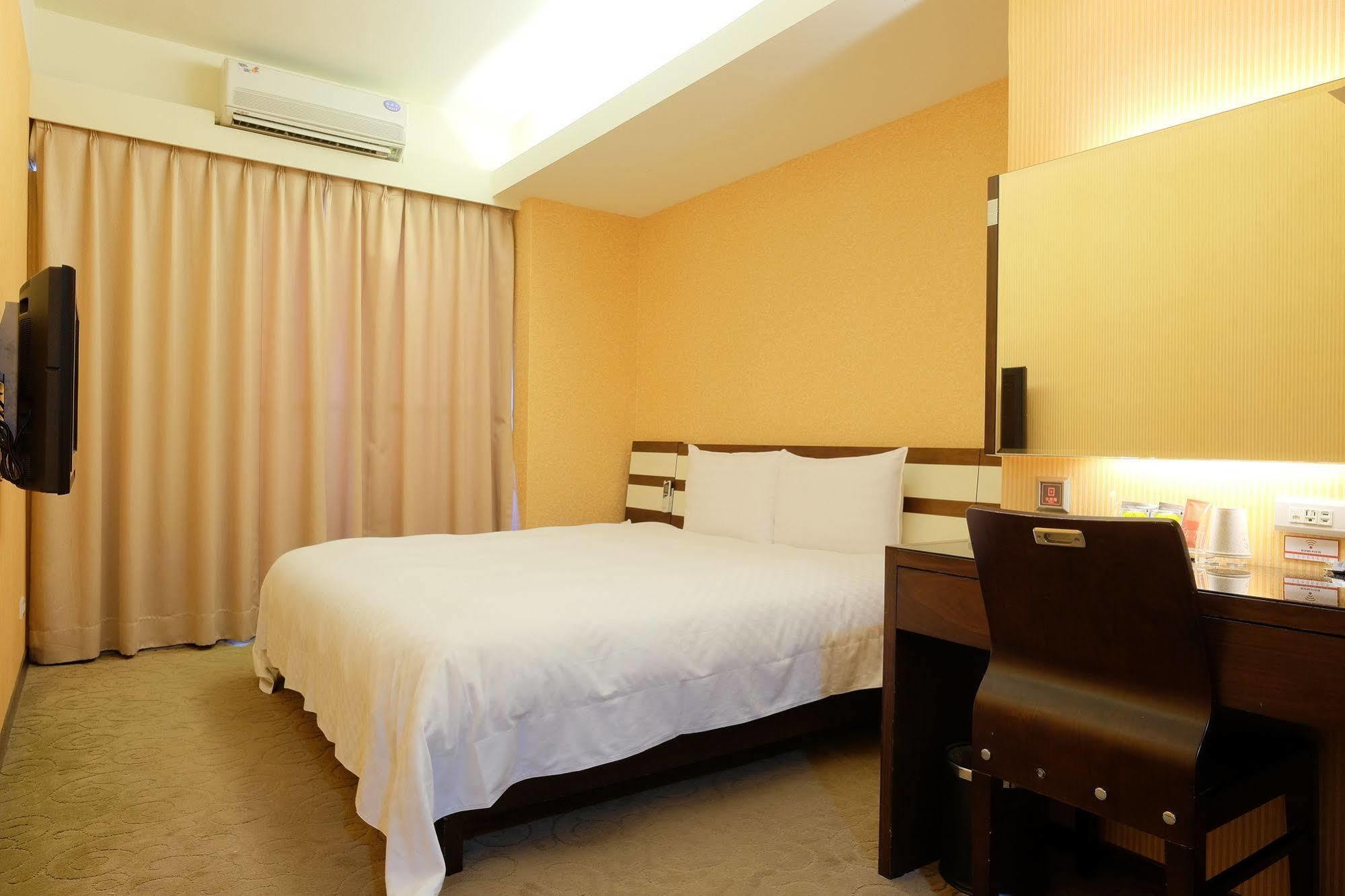 Talmud Hotel Gongyuan Taichung Bagian luar foto