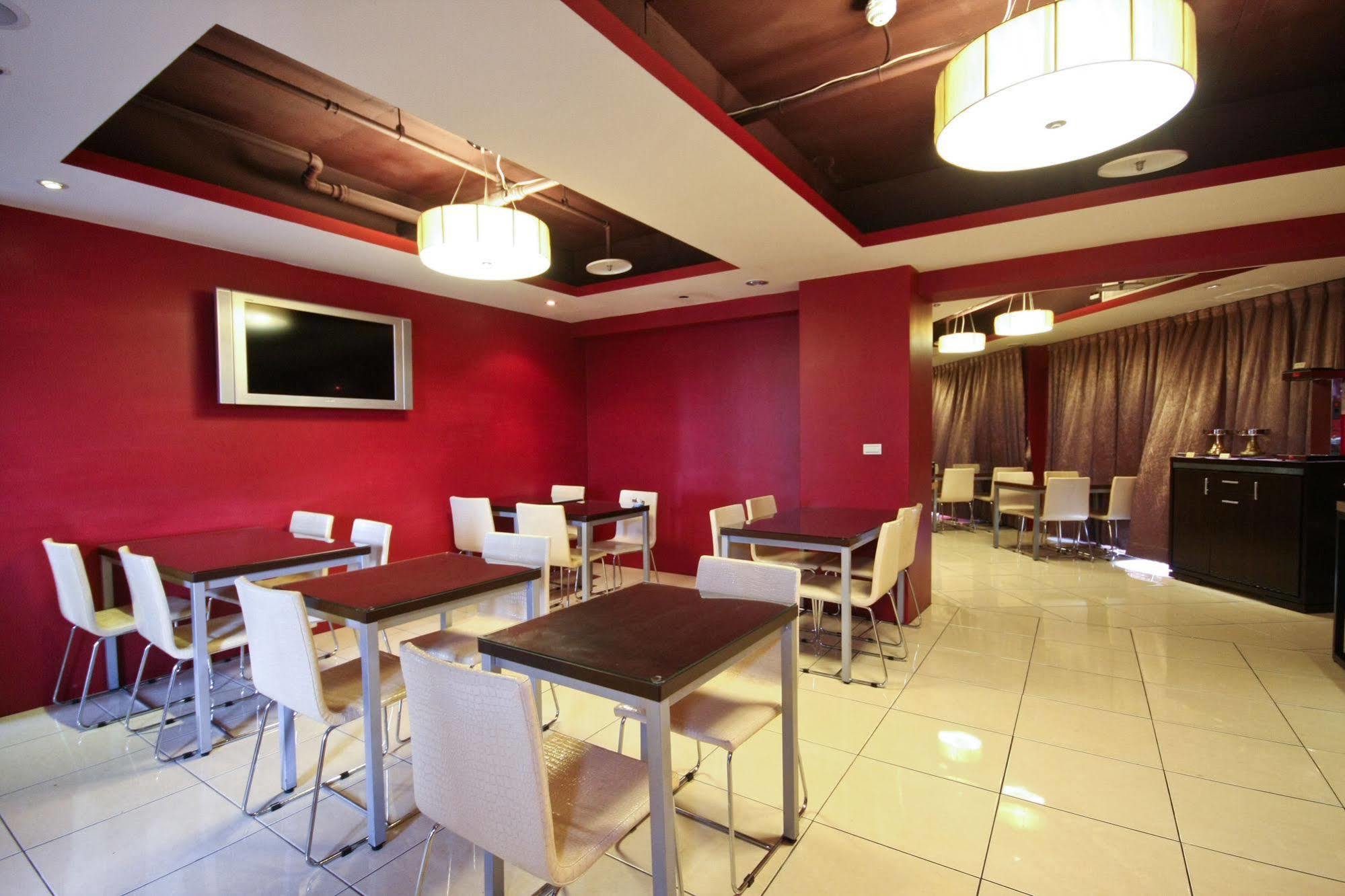 Talmud Hotel Gongyuan Taichung Bagian luar foto